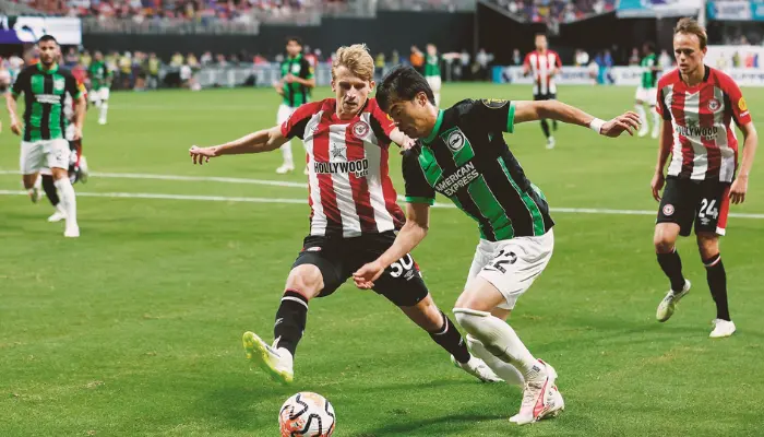 1 cầu thủ Brentford và Mitoma