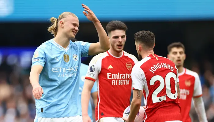 1 cầu thủ Man City và các cầu thủ Arsenal