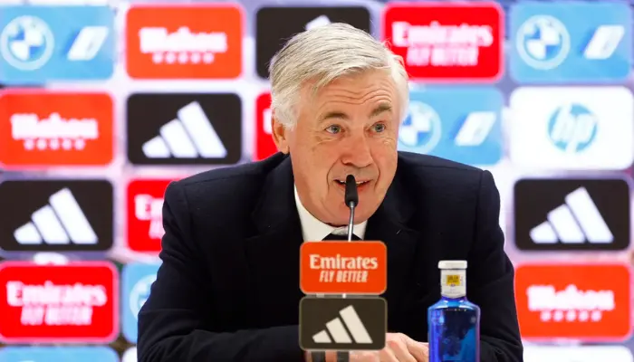 Carlo Ancelotti tra loi phong van