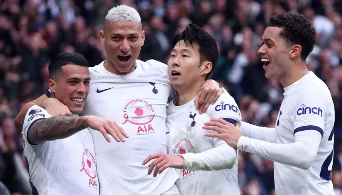 Các cầu thủ Tottenham ăn mừng chiến thắng