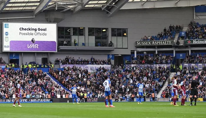 Có nên loại bỏ VAR khỏi Premier League hay không