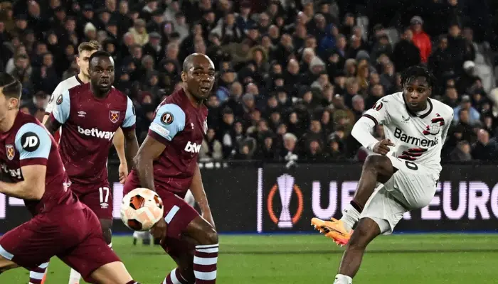 Cú sút của Frimpong giúp Leverkusen thoát thua trước West Ham