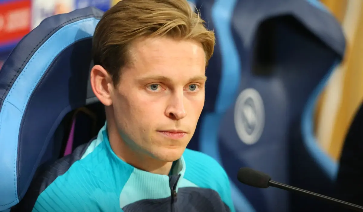 Tại sao Frenkie De Jong chưa vội gia hạn hợp đồng với Barcelona?