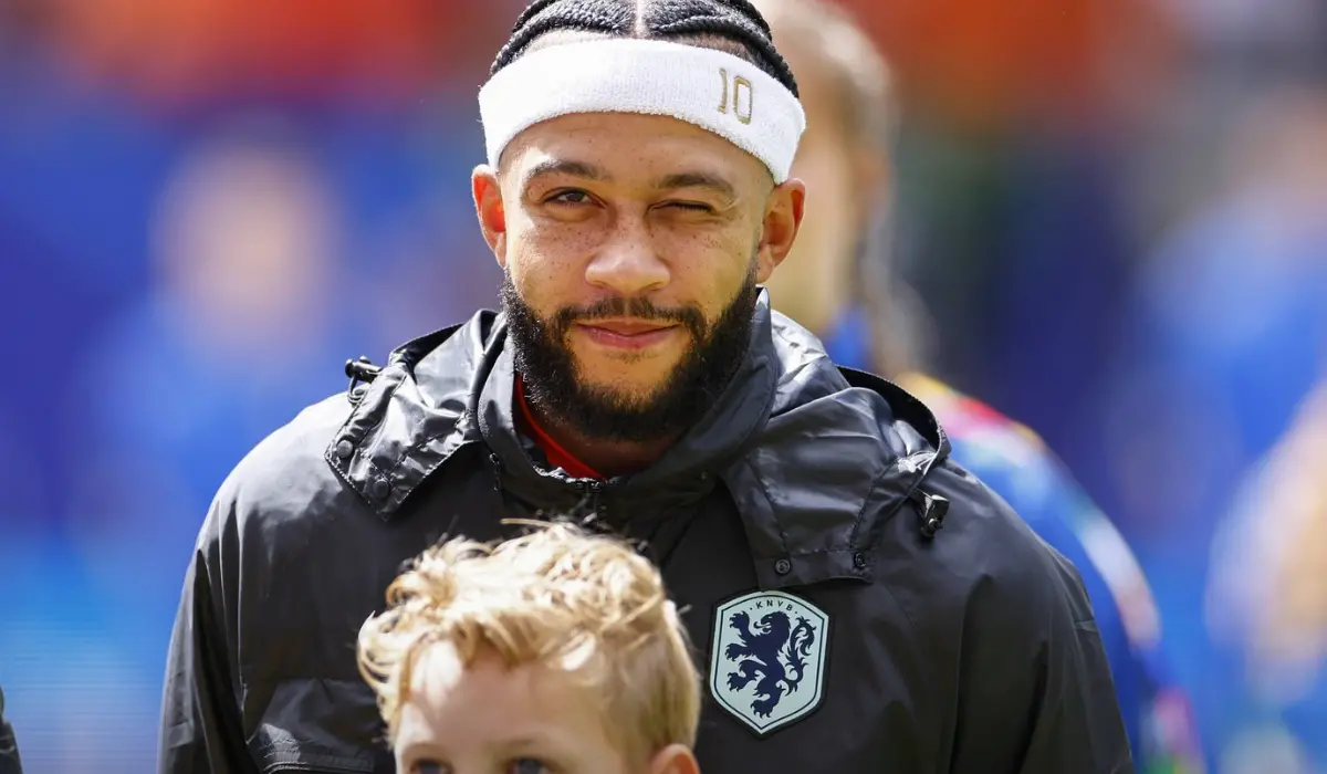 Lý do kỳ lạ khiến Memphis Depay đeo băng đô trên đầu tại Euro 2024