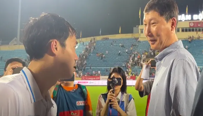 HLV Kim Sang-sik hỏi thăm Văn Toàn, Tiến Linh sau khi trận đấu kết thúc