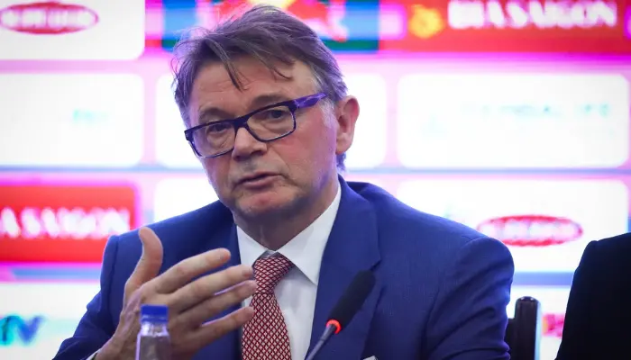 HLV Philippe Troussier tra loi phong van