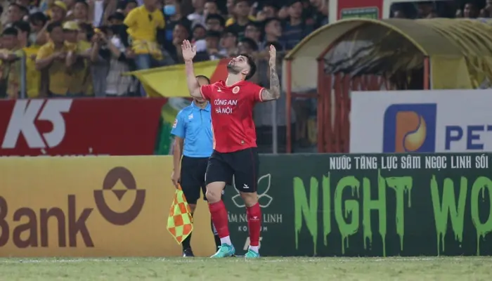 Jeferson ăn mừng sau khi gỡ hòa 2-2 cho CAHN