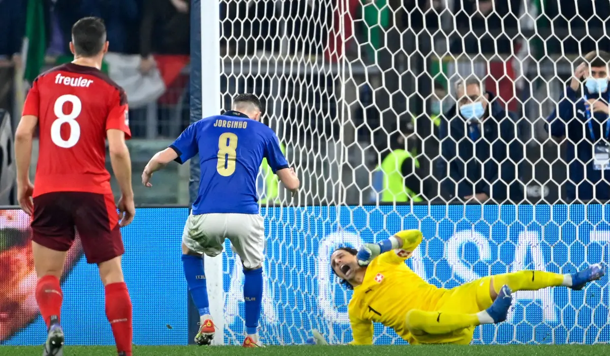 Jorginho đá hỏng penalty trong trận gặp Thụy Sĩ tại vòng loại World Cup 2022.