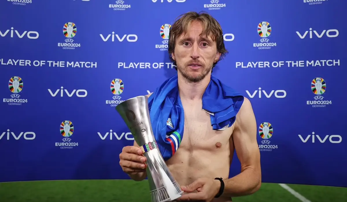 Luka Modric nhận danh hiệu cầu thủ xuất sắc nhất trận.