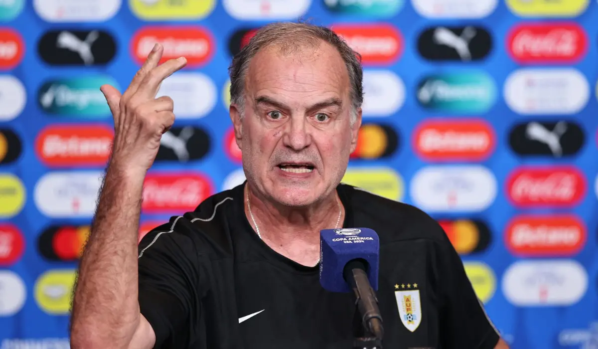 HLV Marcelo Bielsa tức giận trong buổi họp báo trước trận đấu với <a href=