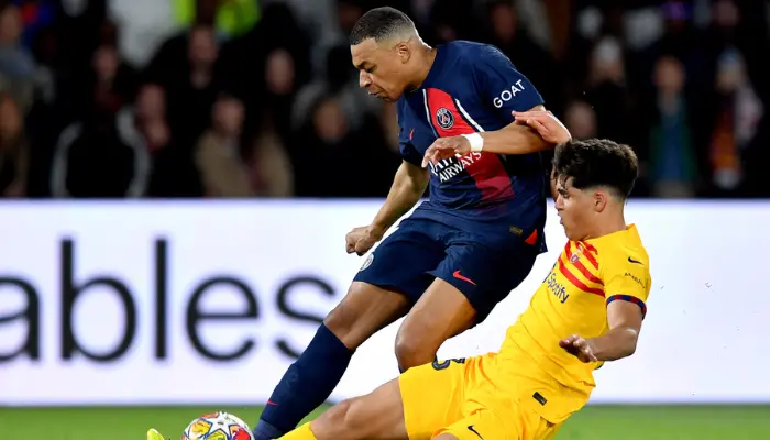 Mbappe bất lực trước hàng phòng ngự của Barca