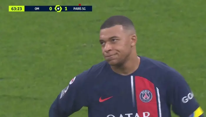 Mbappe khó chịu khi bị thay ra ở phút 64