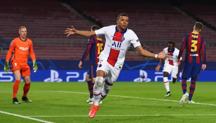 Mbappe lập cú hat-trick kinh điển vào lưới Barcelona