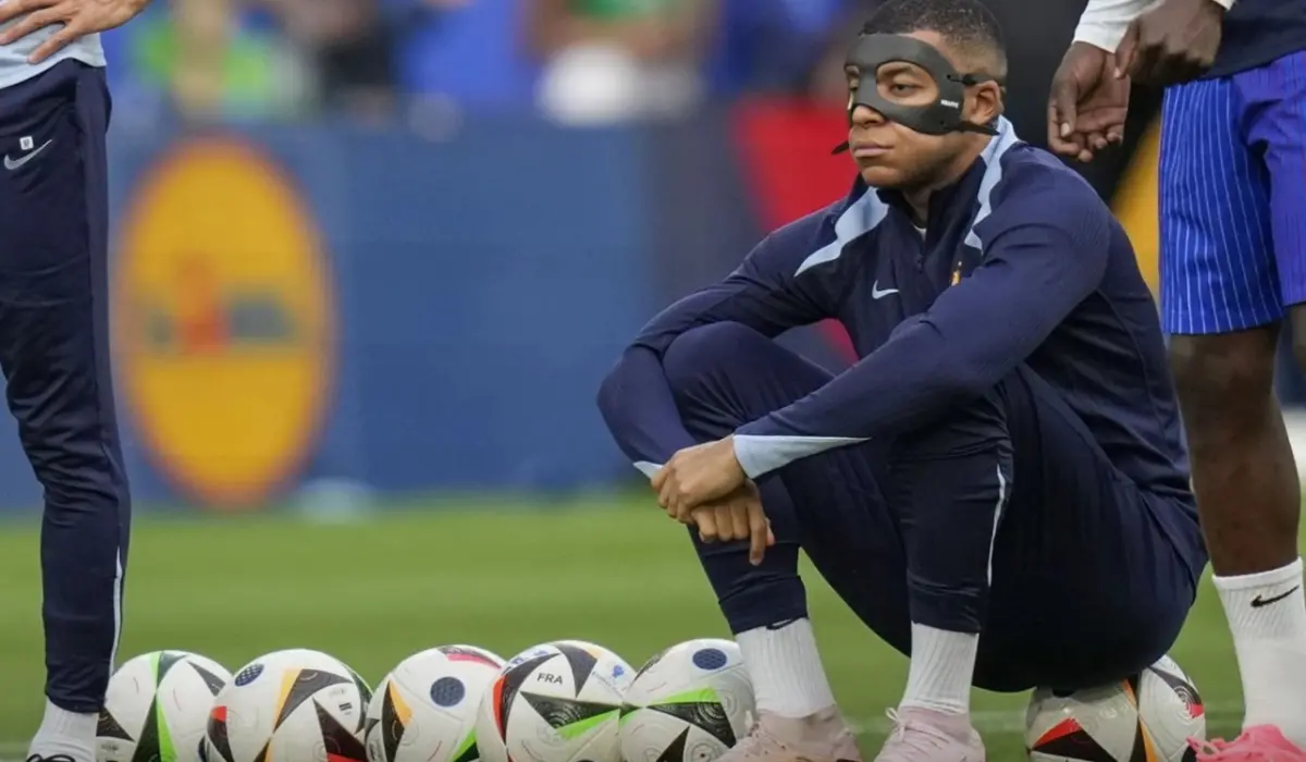 Mbappe vắng mặt trong trận đấu với Hà Lan vì chấn thương mũi