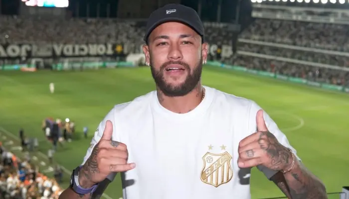 Neymar có mặt tại sân Estádio Urbano Caldeira