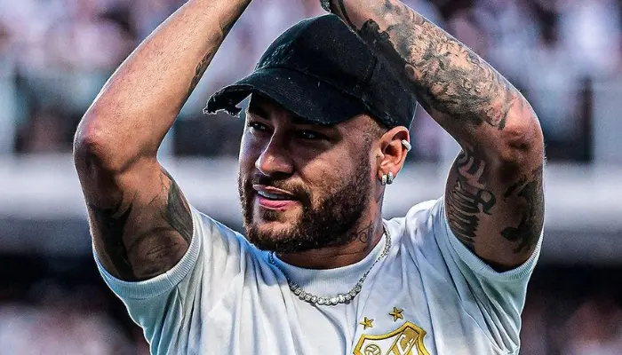 Neymar được người hâm mộ cổ vũ nồng nhiệt