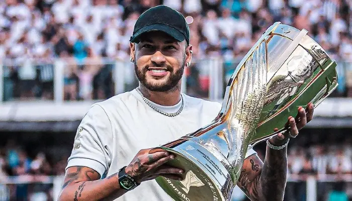 Neymar nâng niu chiếc Cúp Campeonato Paulista