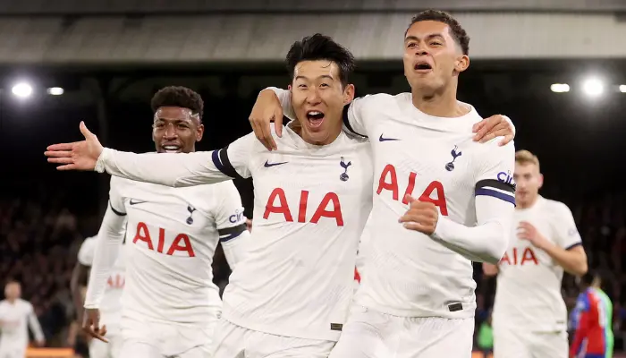 cầu thủ Tottenham ăn mừng