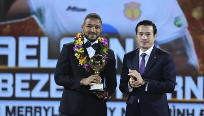 Rafaelson nhận danh hiệu cầu thủ ngoại xuất sắc nhất V.League 2023