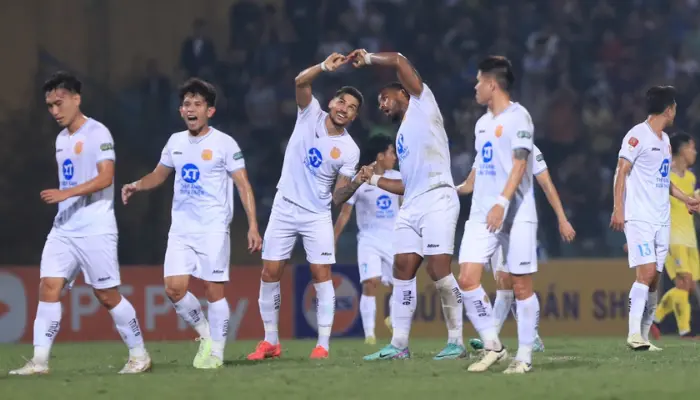 Rafaelson và Hendrio ăn mừng sau bàn mở tỷ số