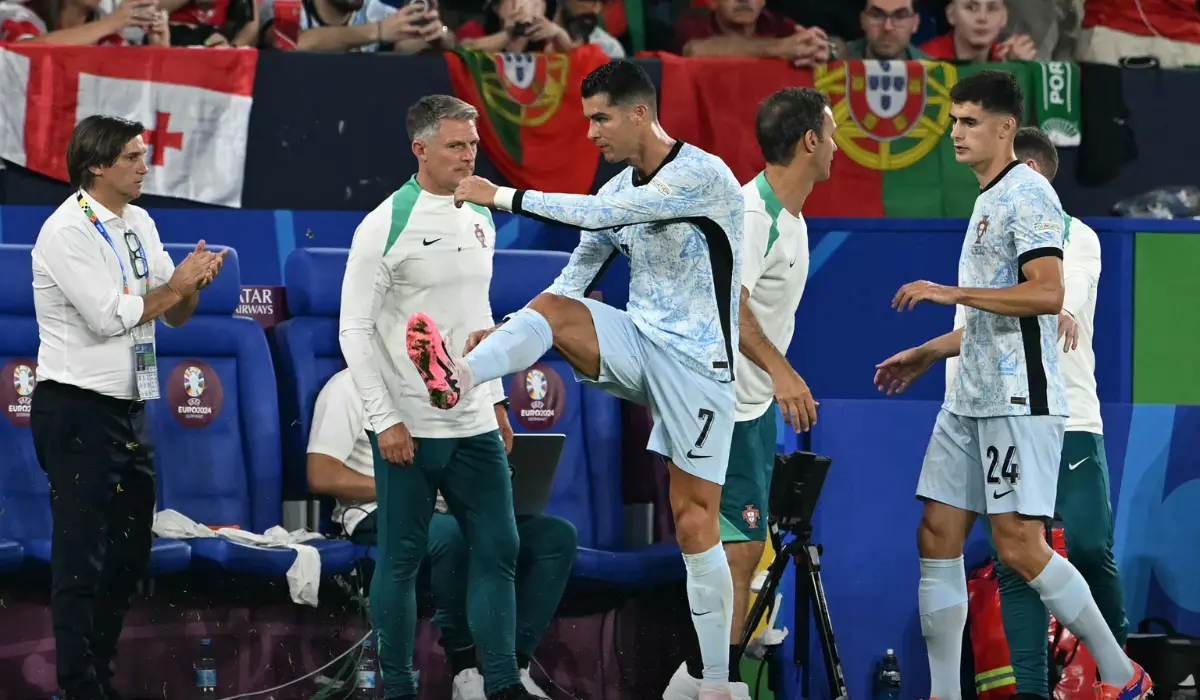 Ronaldo đá văng chai nước khi rời sân.