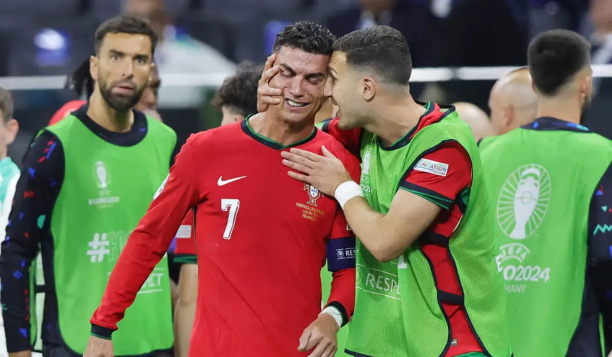 Ronaldo bật khóc sau khi đá hỏng penalty.