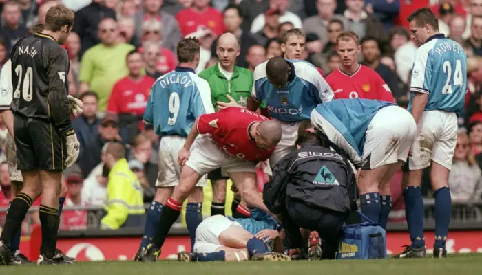 Roy Keane dap gay chan Alfie Haaland.png