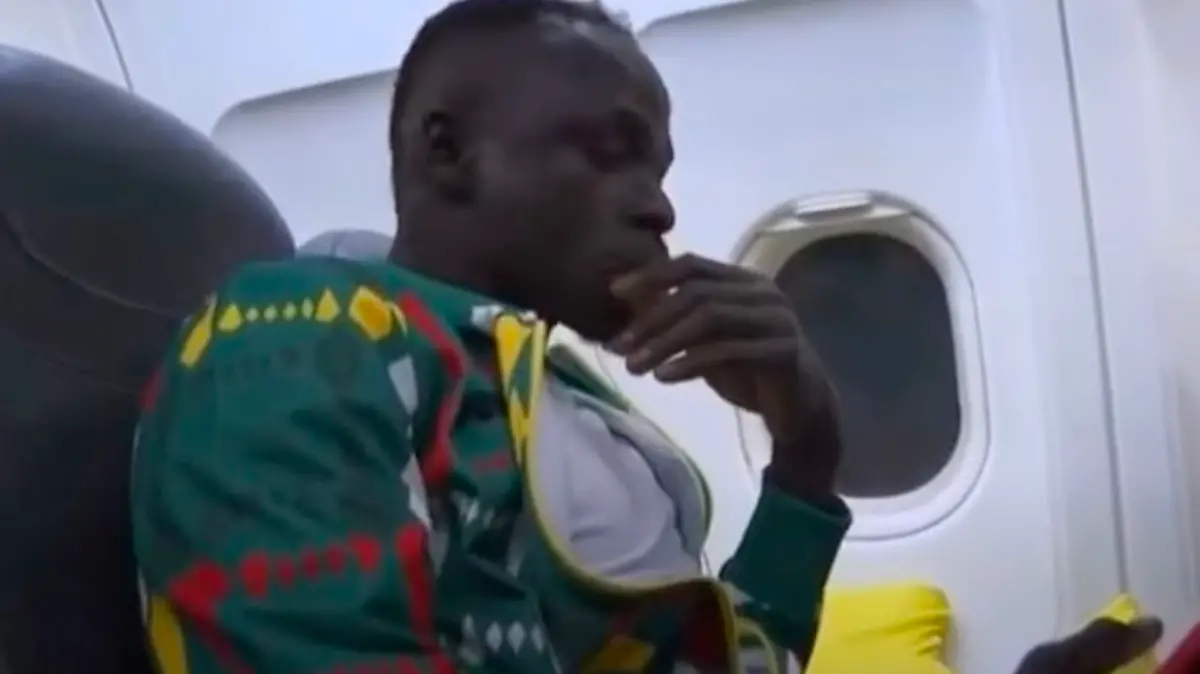 Sadio Mane khoe anh vo