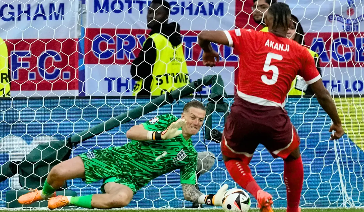 Jordan Pickford bắt bóng. 