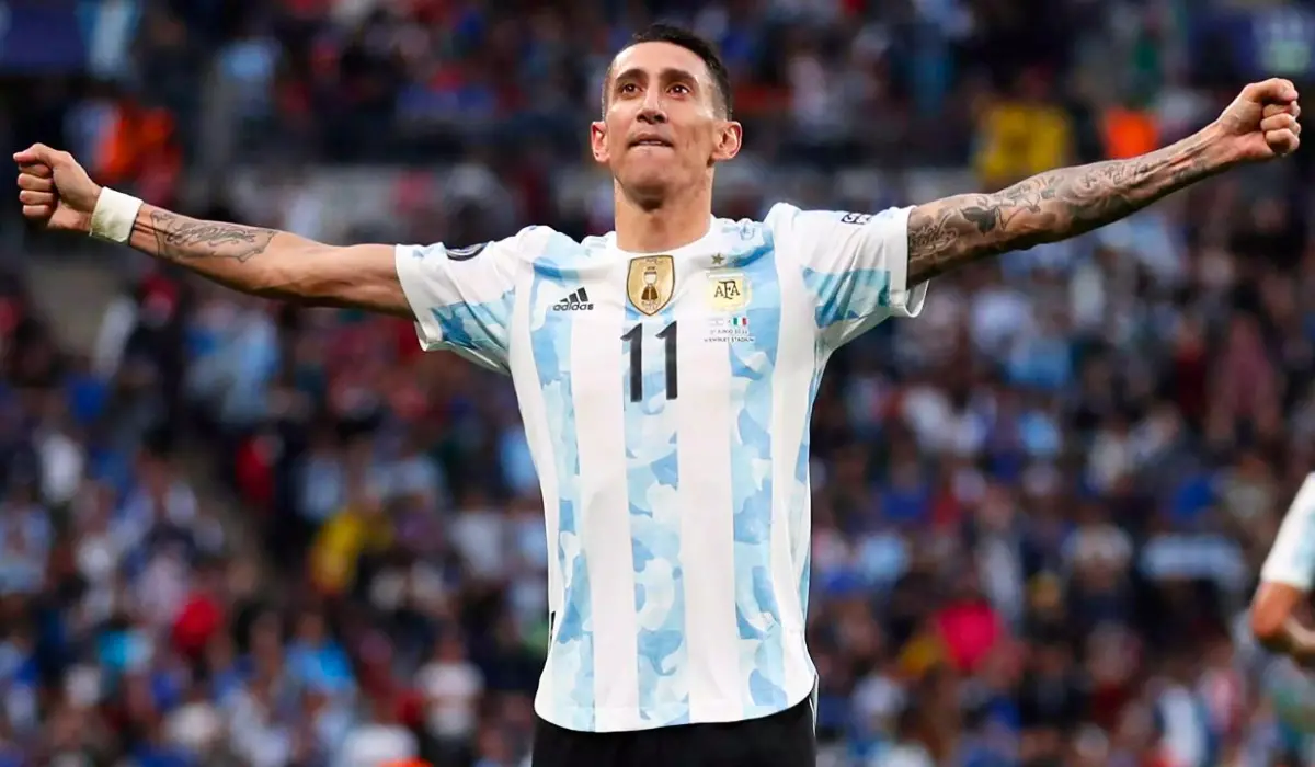 Angel Di Maria giơ tay.