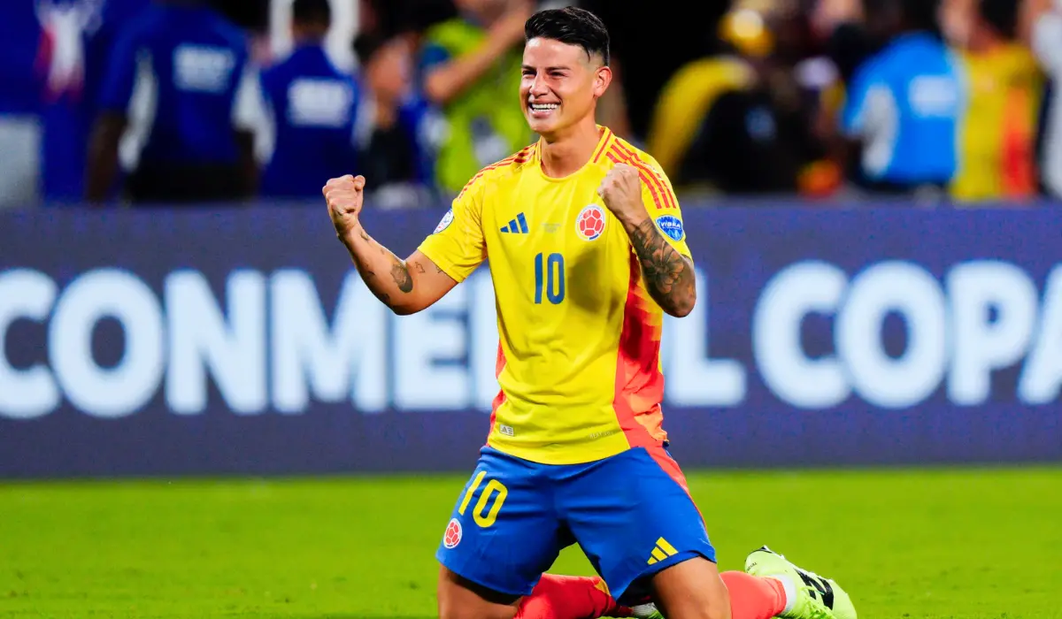 James Rodriguez ăn mừng. 