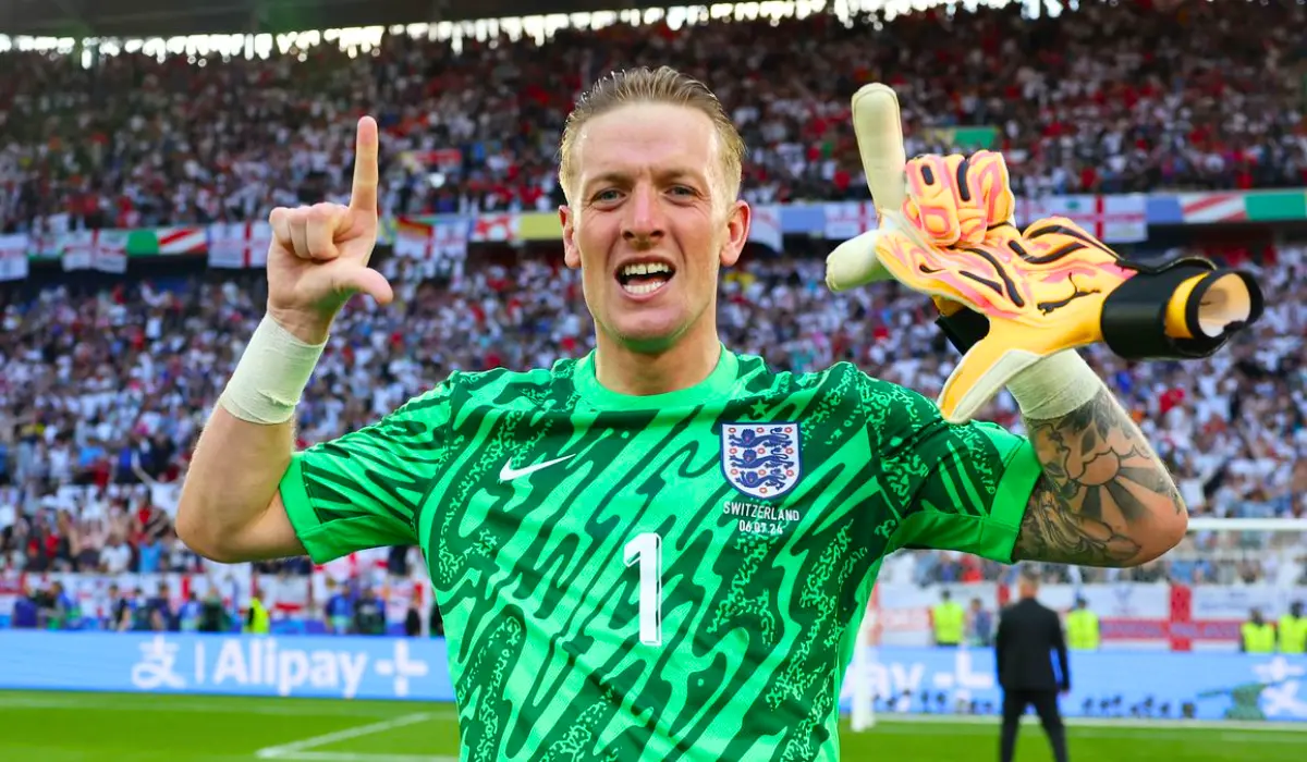 Jordan Pickford giớ ngón tay ăn mừng. 