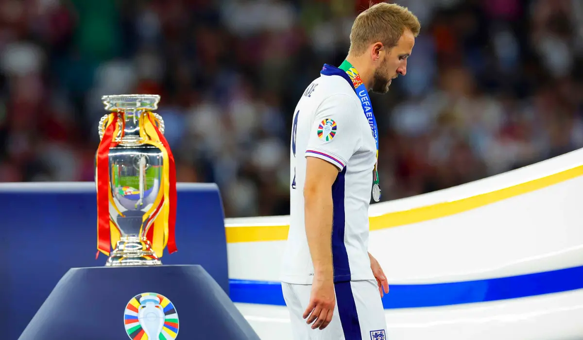 Harry Kane buồn bã đi ngang qua chiếc cúp Euro.