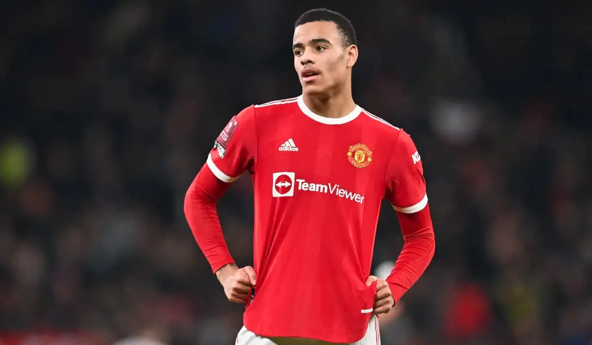 Mason Greenwood chống tay. 