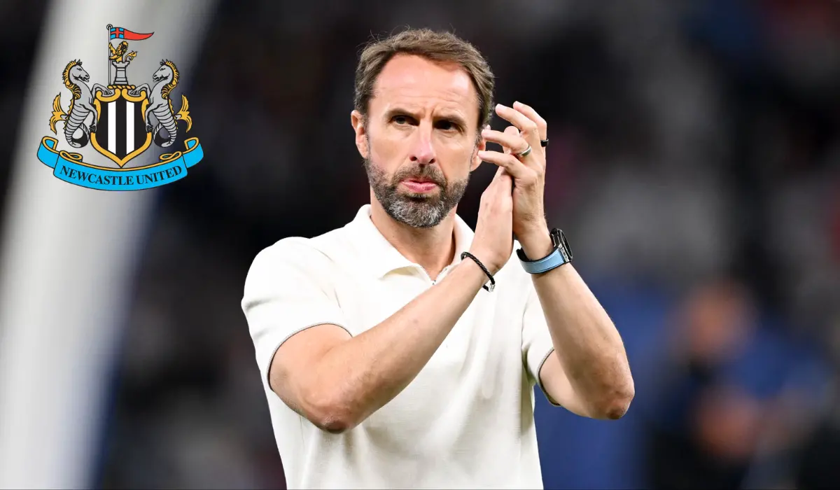 Gareth Southgate vỗ tay.