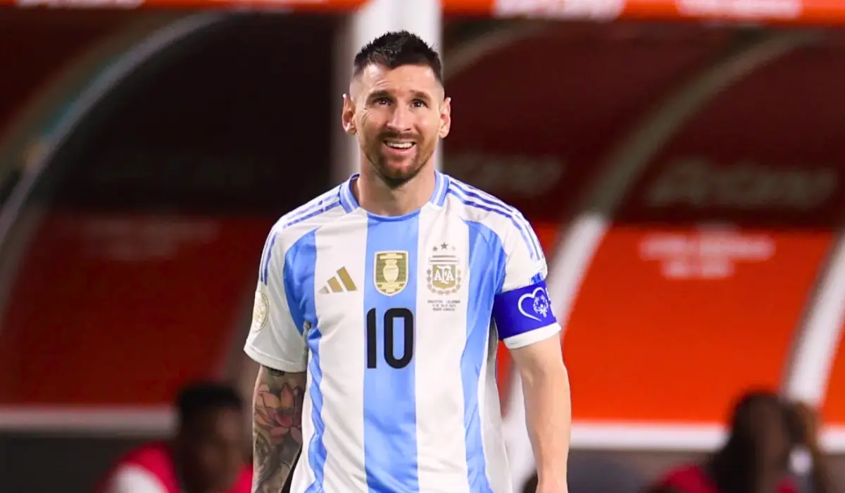 Messi trên sân bóng. 