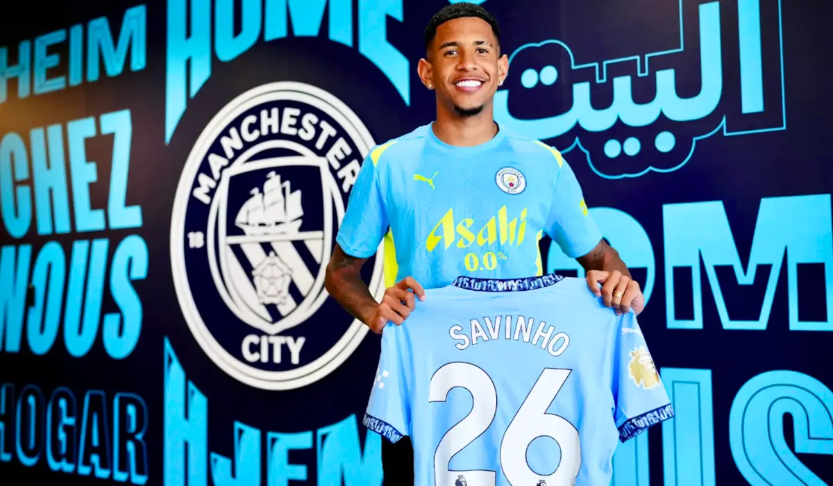 Savinho và áo Man City. 