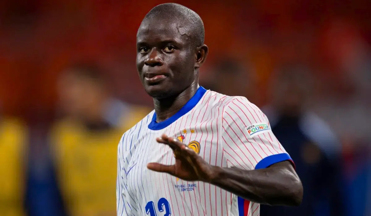 N'Golo Kante giơ tya. 