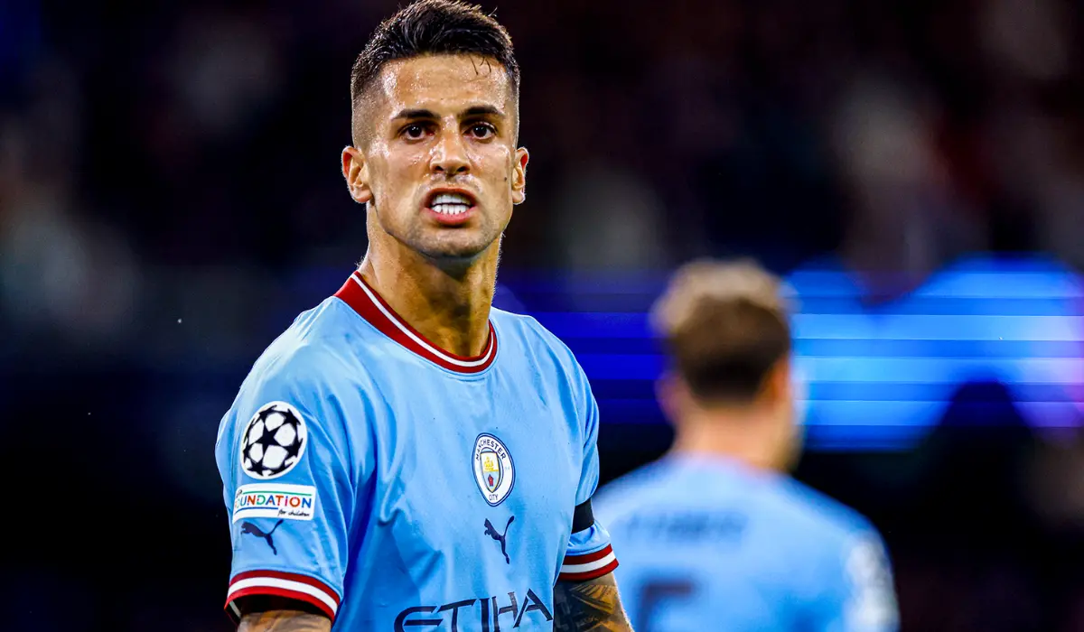 Cancelo trong màu áo Man City. 