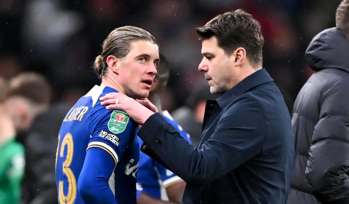 Mauricio Pochettino ôm vai Gallagher.