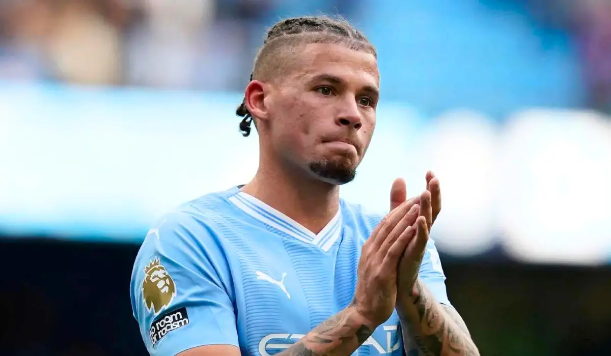 Kalvin Phillips vỗ tay. 