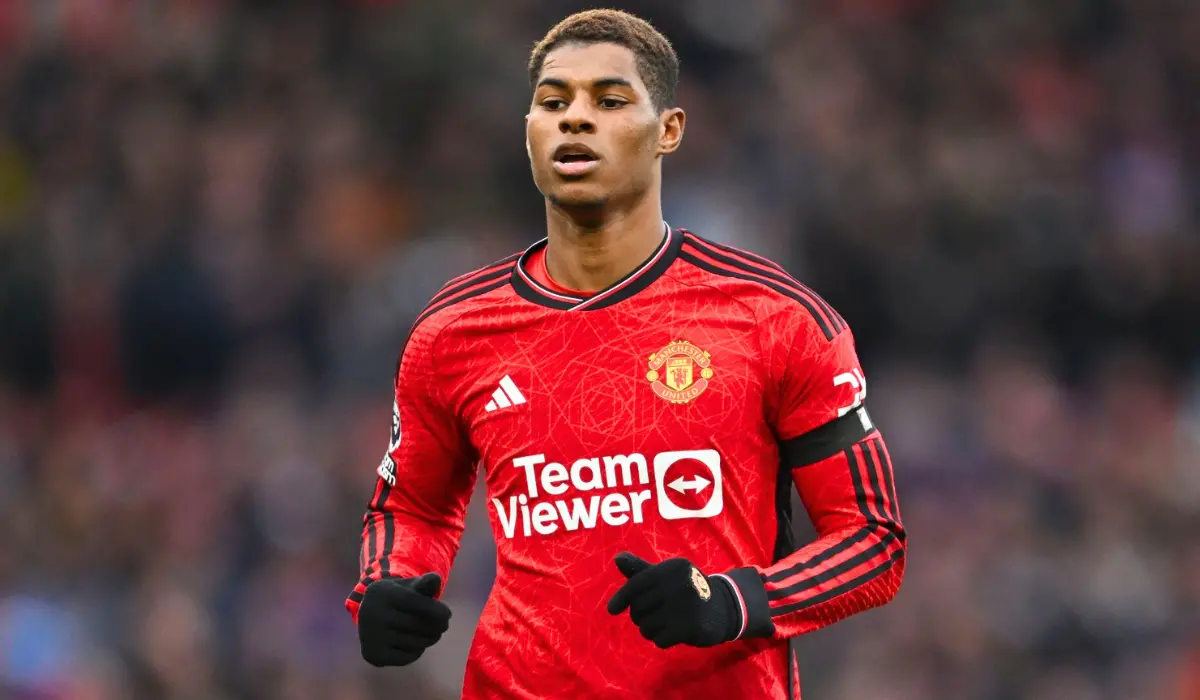 Rashford chạy. 