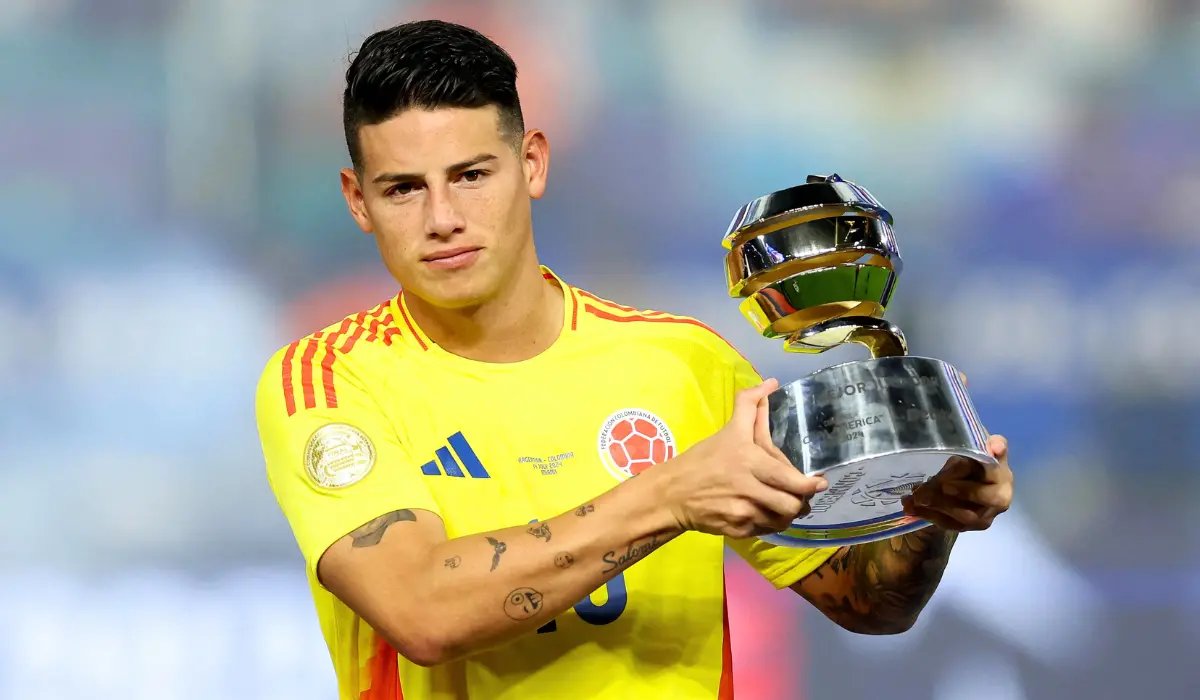 James Rodriguez nhận giải cầu thủ xuất sắc nhất. 