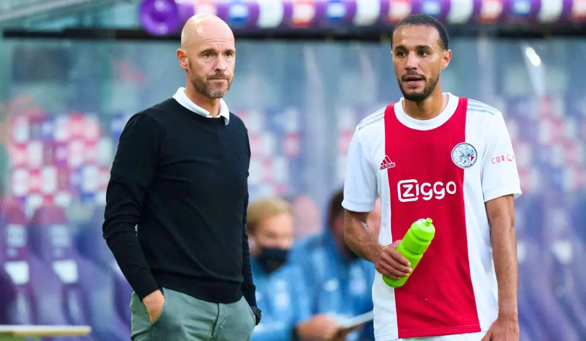 Noussair Mazraoui và HLV Ten Hag. 