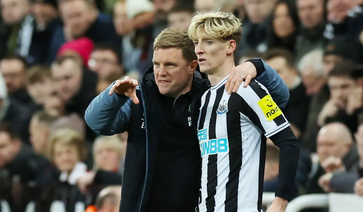 HLV Eddie Howe và Anthony Gordon.