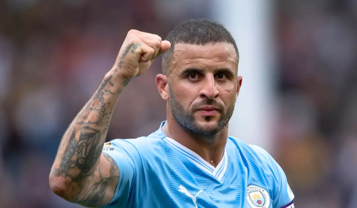  Kyle Walker giơ tay ăn mừng. 