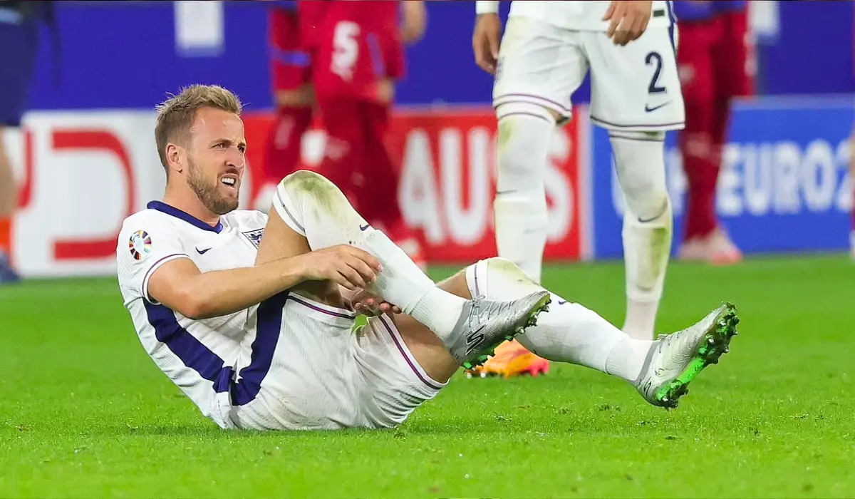 Harry Kane ôm chân. 