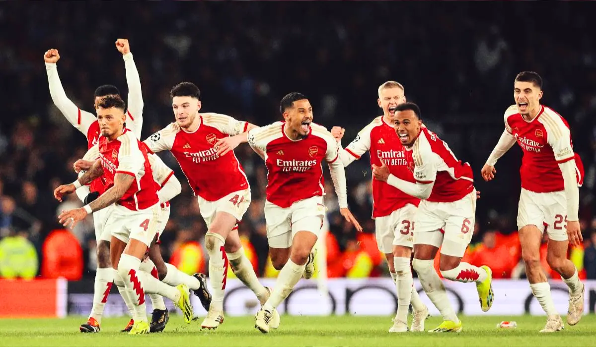 Cầu thủ Arsenal ăn mừng. 