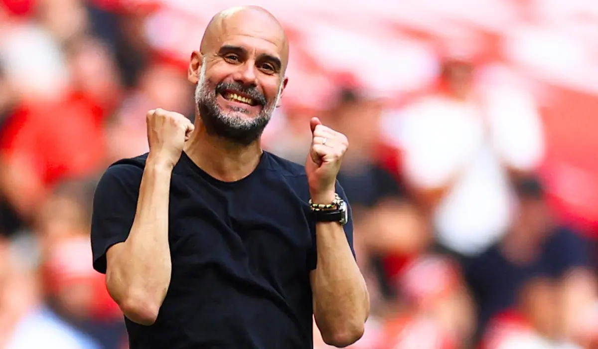 Pep Guardiola giơ tay ăn mừng. 