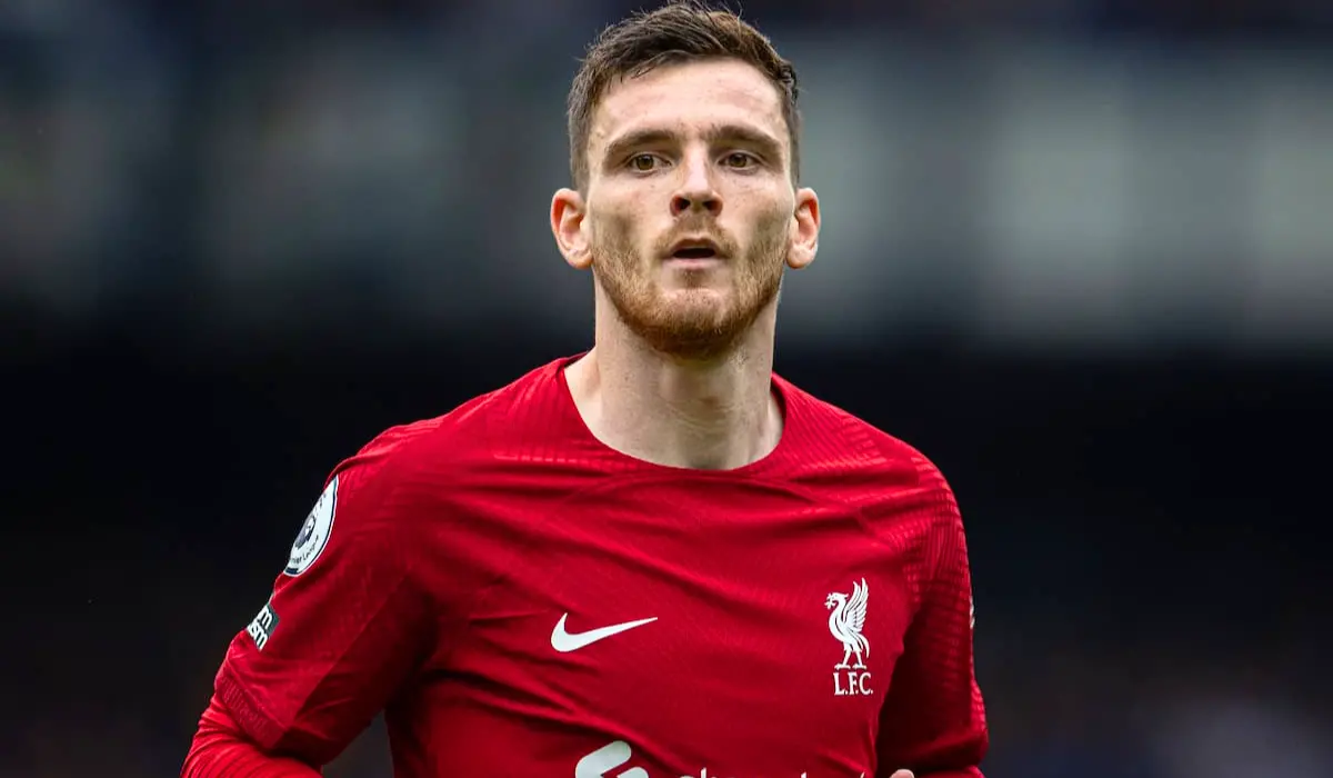 Andrew Robertson chạy trên sân. 